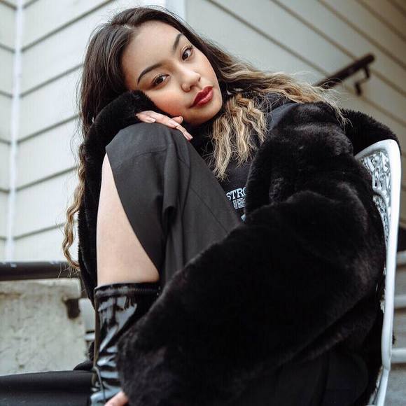 Meet your Posher, Alexandrea - Picture 1 of 1